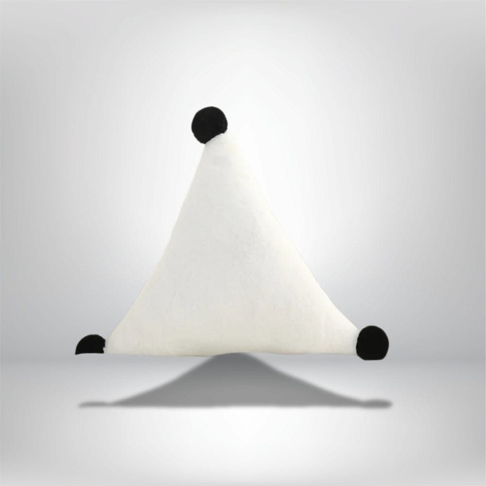 Coussin décoratif blanc en forme de triangle avec des pompons noirs, posé sur une surface neutre