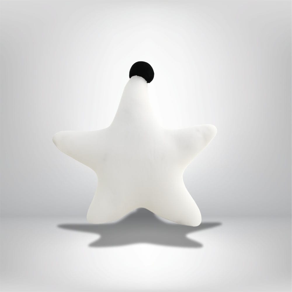 Coussin décoratif en forme d'étoile, blanc avec un petit pompon noir, sur un fond neutre