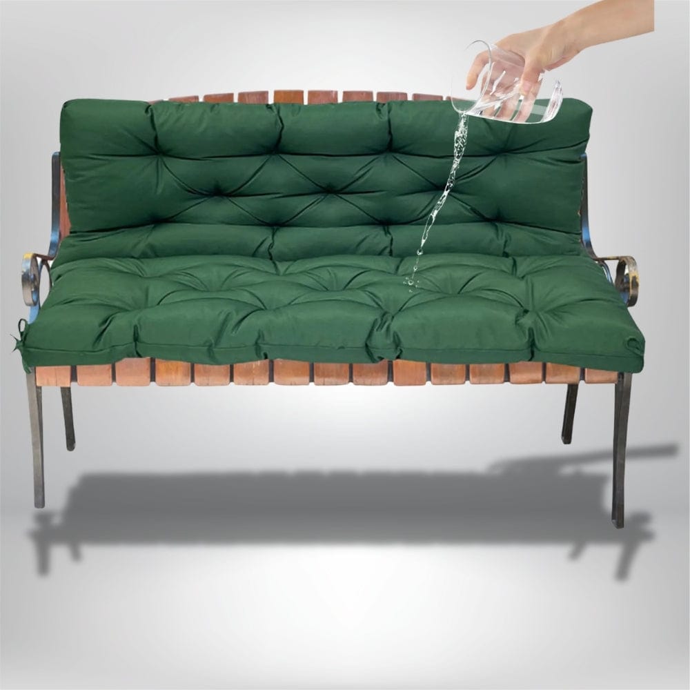 Coussin de canapé extérieur imperméable en vert, rembourré avec des coutures sur un banc en bois