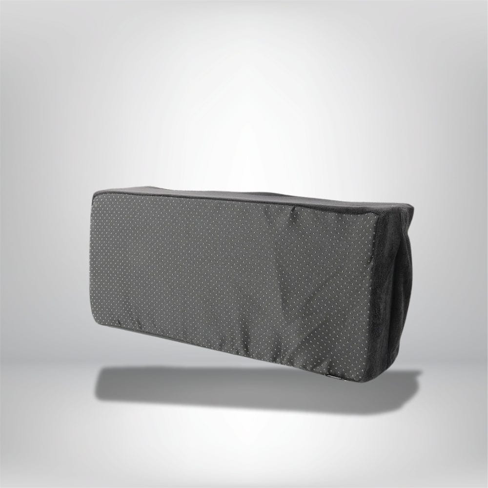 Coussin ergonomique gris à pois, posé sur un fond neutre, idéal pour un confort optimal sur chaise ou canapé