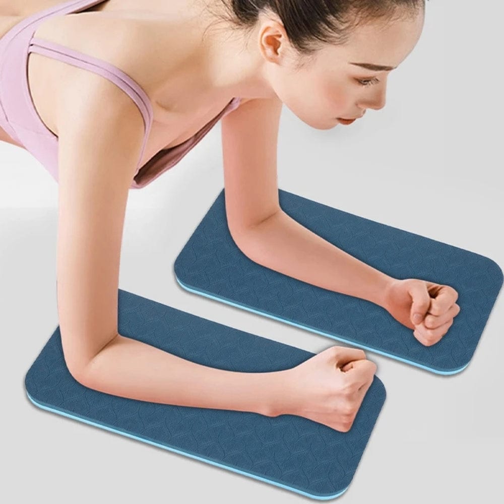 Coussins de sol rectangulaires en bleu avec motif texturé, posés sur un sol clair, utilisés pour des exercices d'équilibre