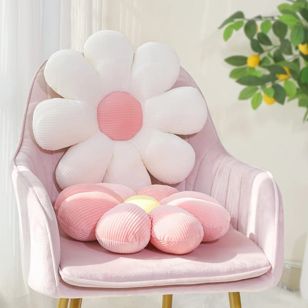 Coussins décoratifs en forme de fleurs, couleurs pastel sur une chaise rose dans un intérieur lumineux