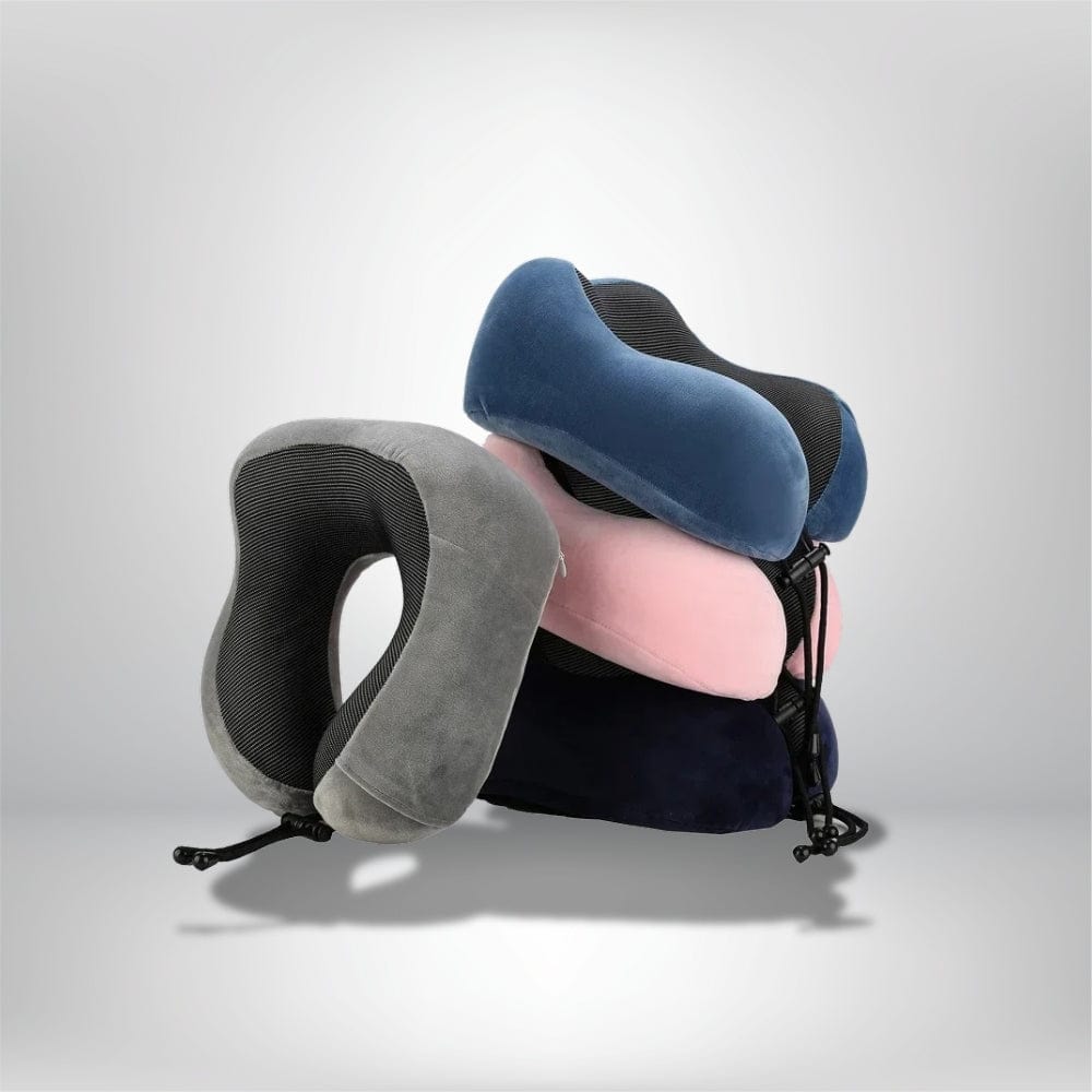 Coussins de nuque en velours colorés, disposés sur un fond neutre, idéaux pour le confort en voyage