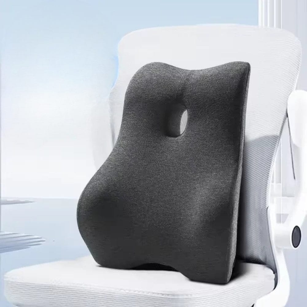 Coussin lombaire noir en tissu sur une chaise blanche, conçu pour le confort et le soutien du dos