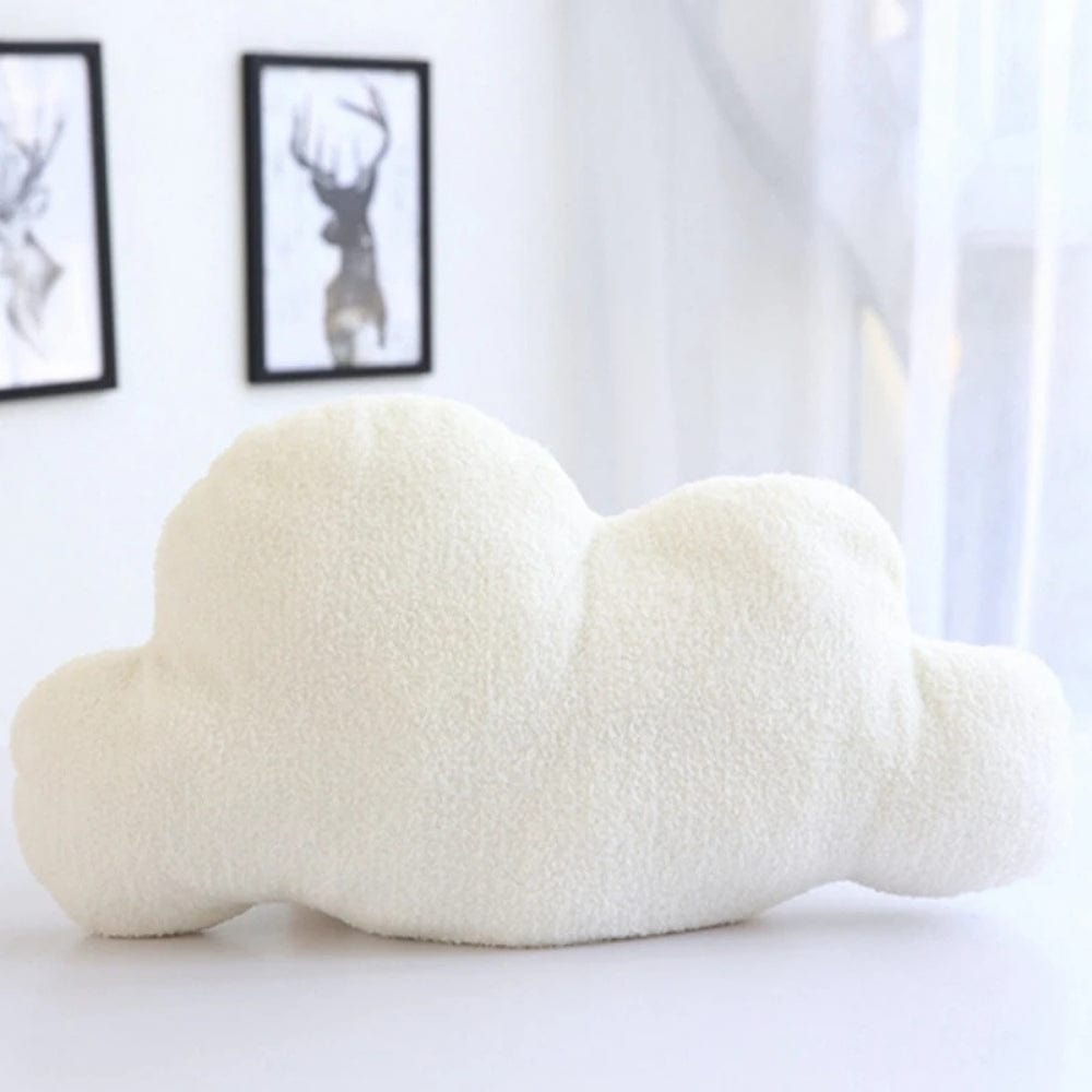 Coussin nuage en peluche blanche posé sur une table, décor idéal pour un salon moderne
