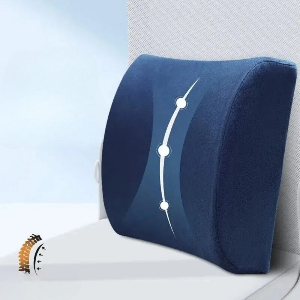Coussin lombaire bleu foncé avec un motif ondulé blanc, posé sur une chaise moderne dans un environnement minimaliste