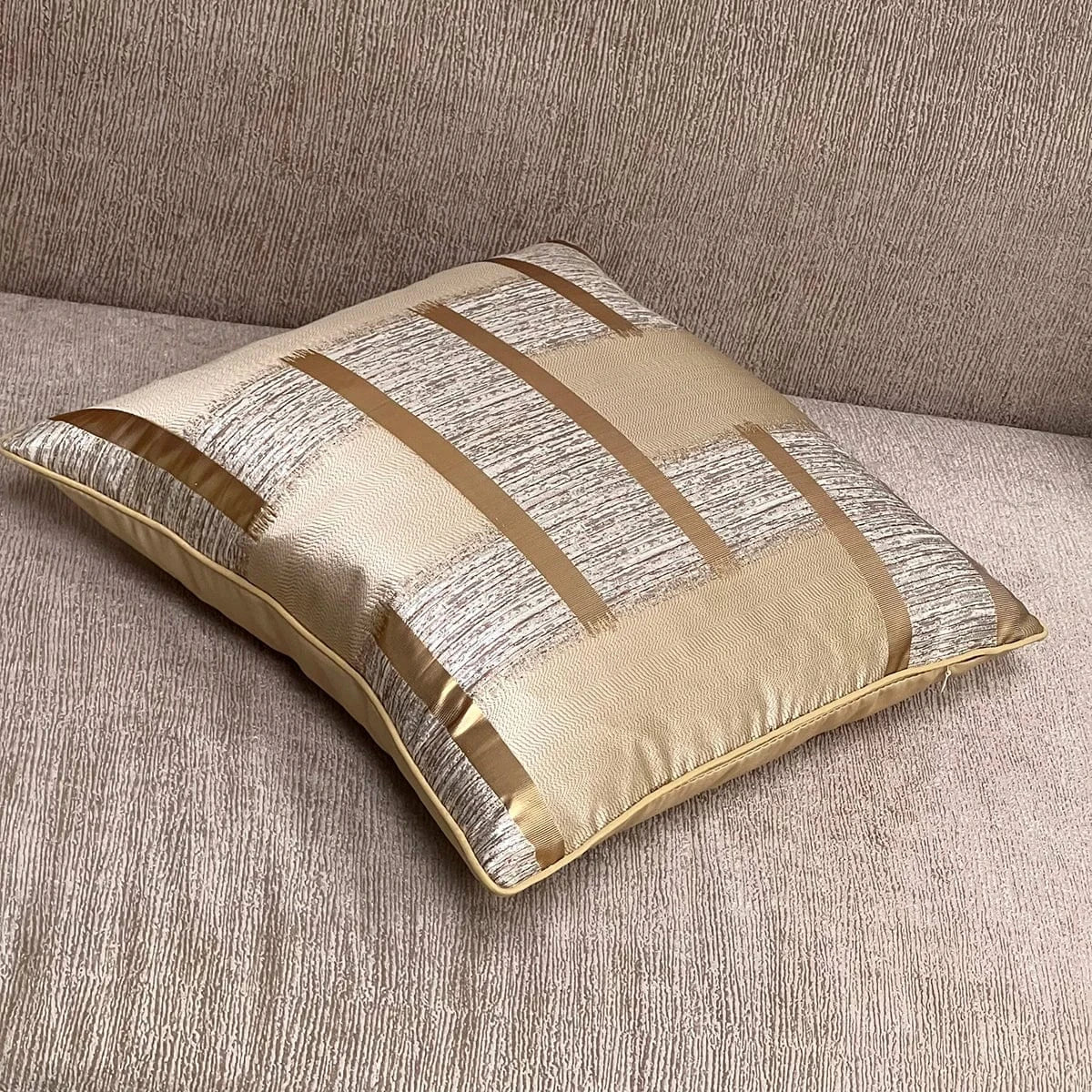 Housse de coussin chic | Élégance moderne et reflets dorés pour votre intérieur