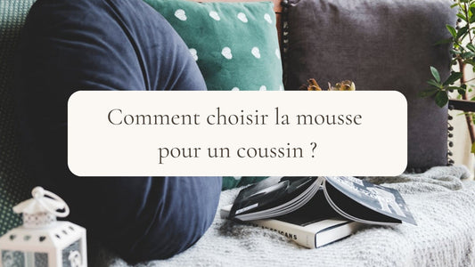 Coussins décoratifs sur un canapé avec le texte comment choisir la mousse pour un coussin, illustrant le confort et le choix de la densité adaptée