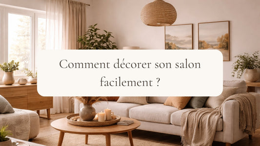Salon chaleureux et lumineux décoré dans des tons naturels avec canapé beige, coussins texturés, table basse en bois et ambiance cosy
