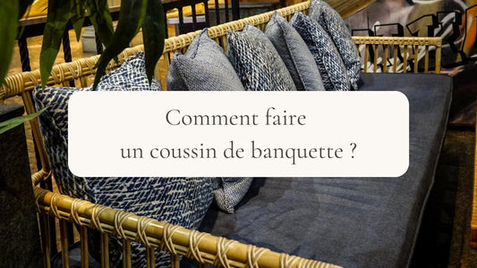 Banquette en rotin avec plusieurs coussins décoratifs et le texte comment faire un coussin de banquette, illustrant la création d’une assise confortable et esthétique