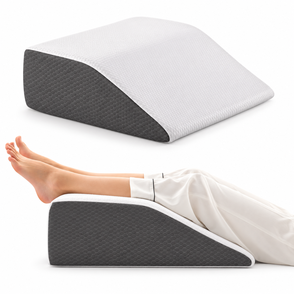 Coussin repose-jambes incliné blanc et gris présenté seul et avec les jambes posées dessus sur fond blanc