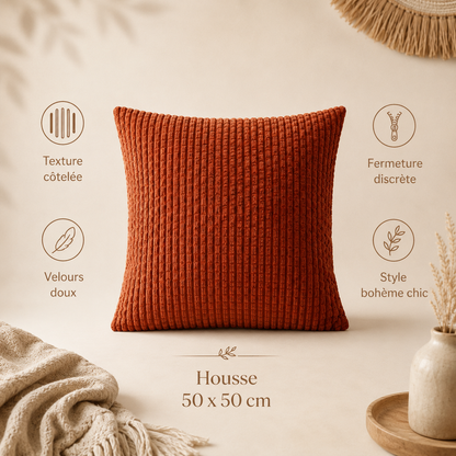 Housse de coussin terracotta 50 × 50 cm avec texture côtelée, toucher doux et fermeture discrète.