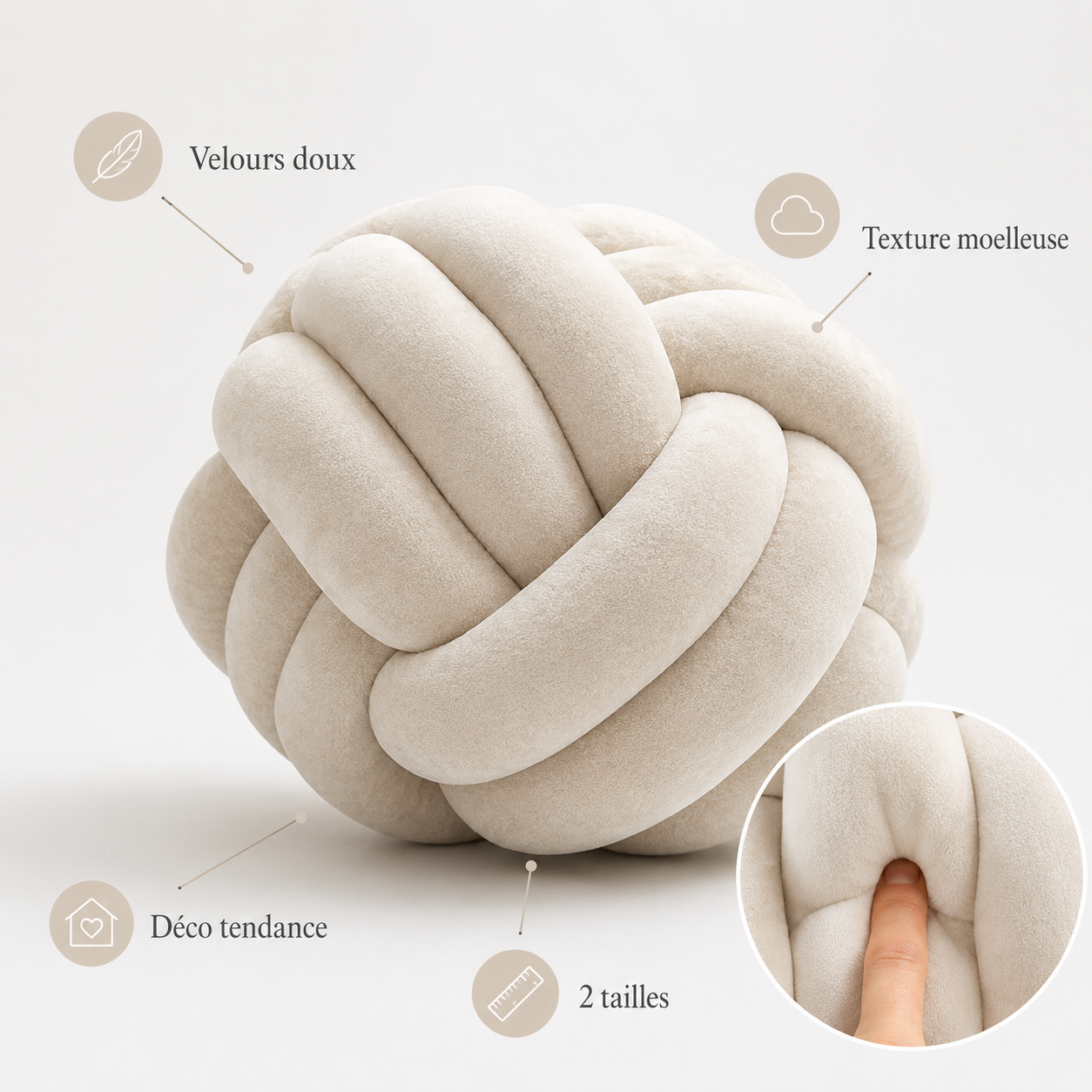 Infographie présentant la texture velours, le toucher moelleux et les deux tailles du coussin nœud blanc cassé.
