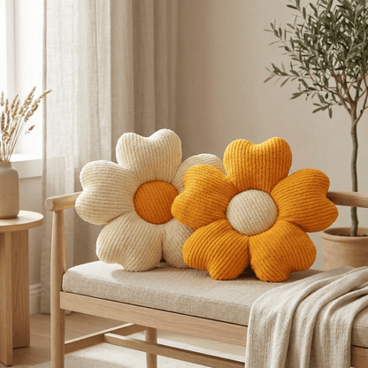 Coussins fleur écru et jaune moutarde sur banquette en bois dans une décoration naturelle et cosy