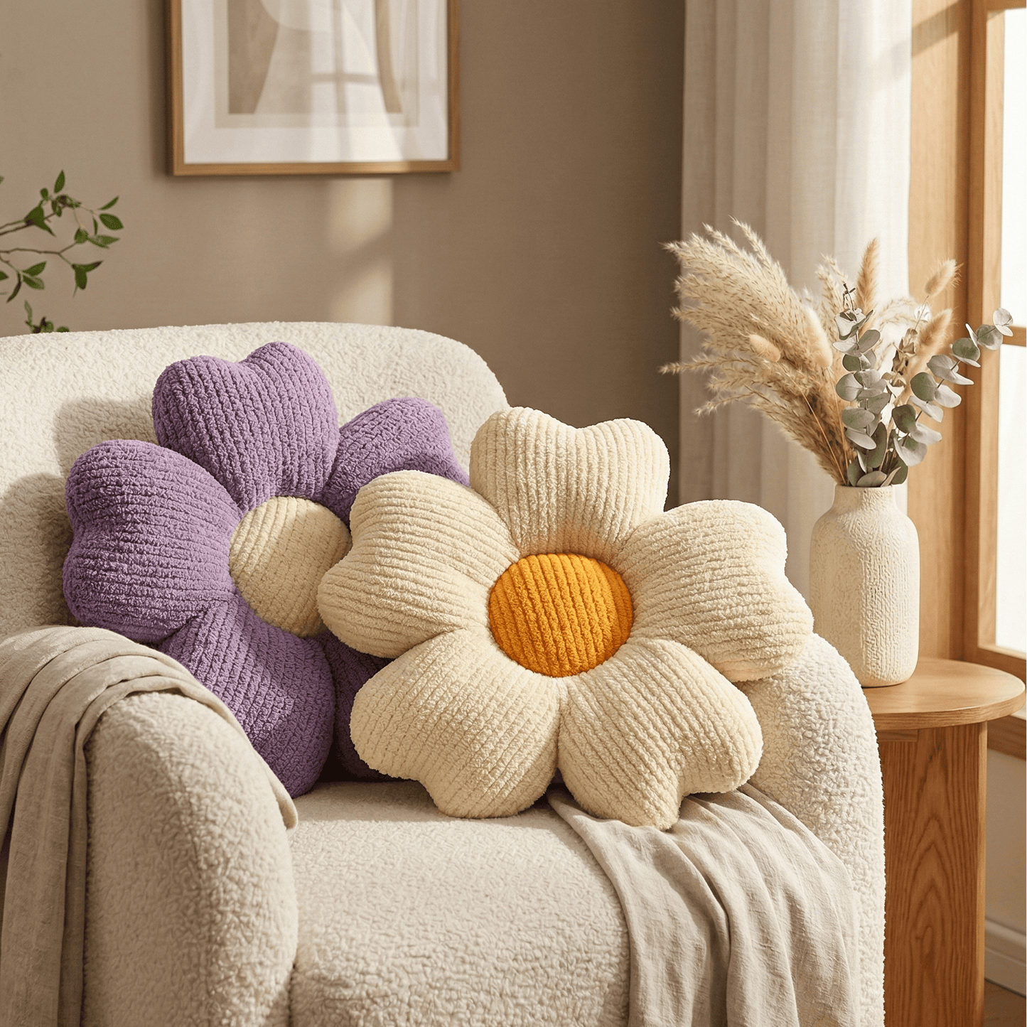 Coussins fleur violet et écru sur fauteuil bouclé beige dans un salon chaleureux style scandinave