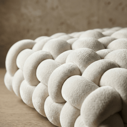 Coussin tressé carré en velours ivoire – gros plan sur la texture nouée sculpturale et le volume épais 38x40x12 cm