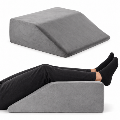 Coussin repose-jambes gris présenté seul et sous les jambes d’une personne sur fond blanc