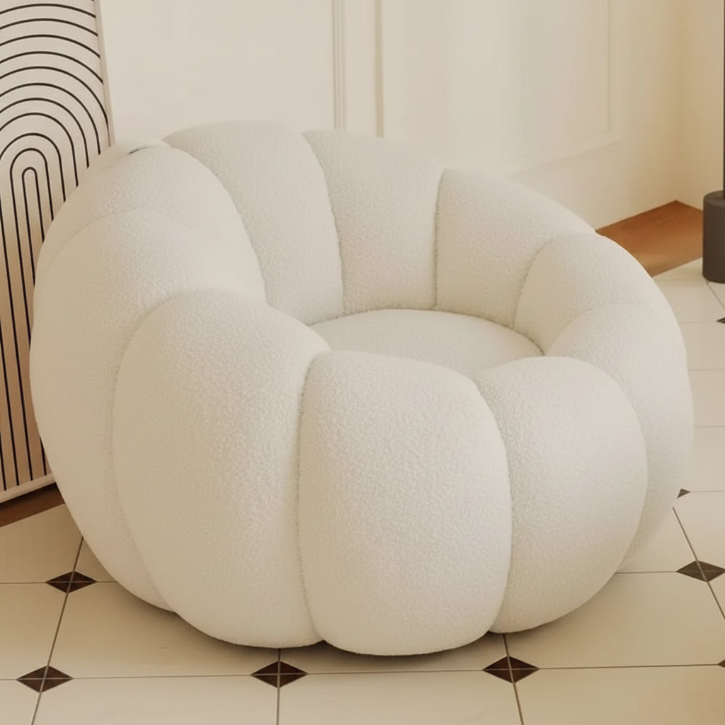 Vue alternative du fauteuil pouf salon bouclette crème forme citrouille