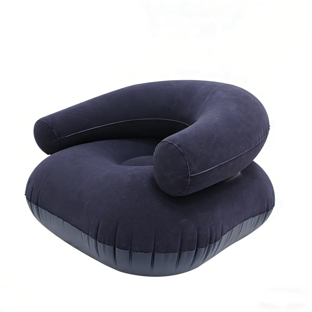 Fauteuil pouf gonflable bleu nuit vu de trois quarts sur fond blanc.