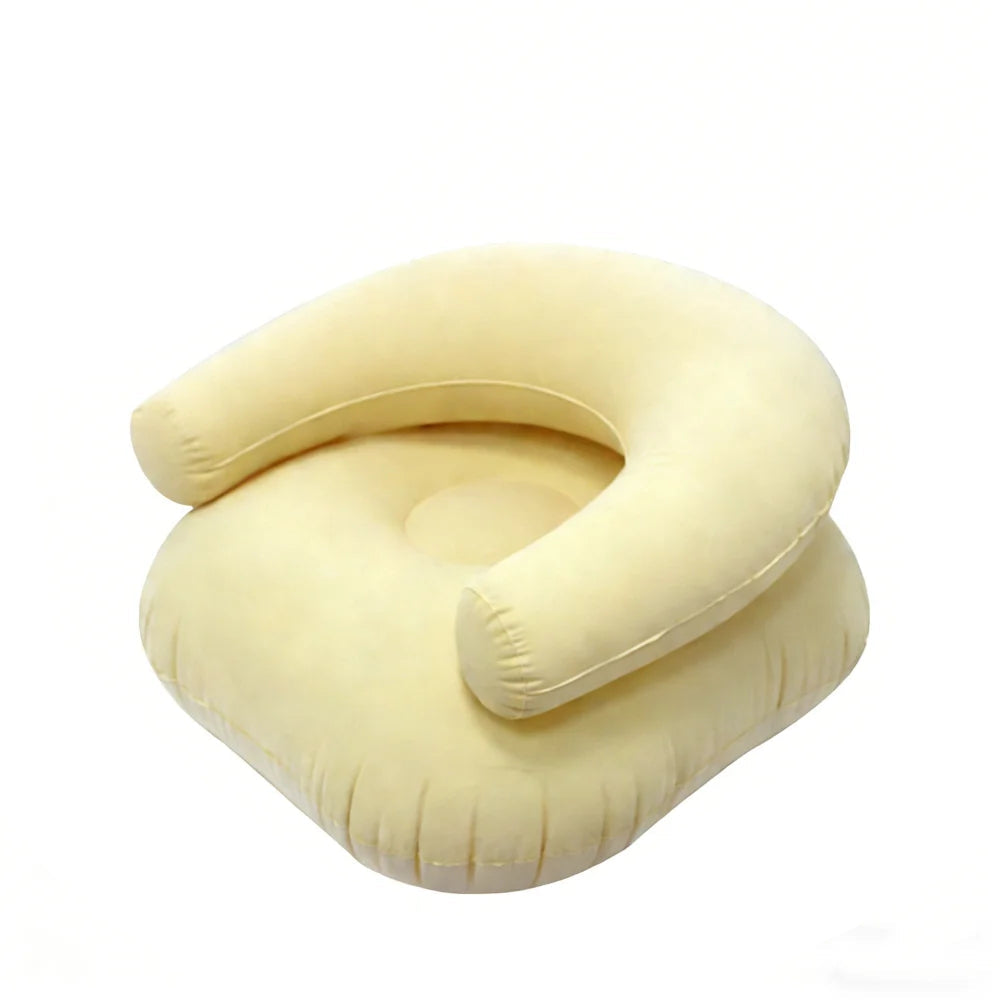 Fauteuil pouf gonflable jaune crème vu de trois quarts sur fond blanc.