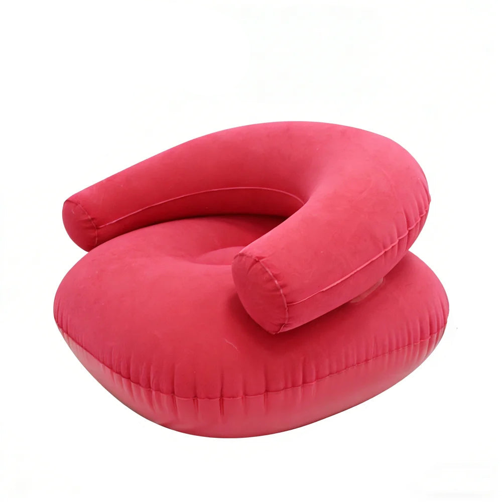 Fauteuil pouf gonflable rose framboise vu de trois quarts sur fond blanc.