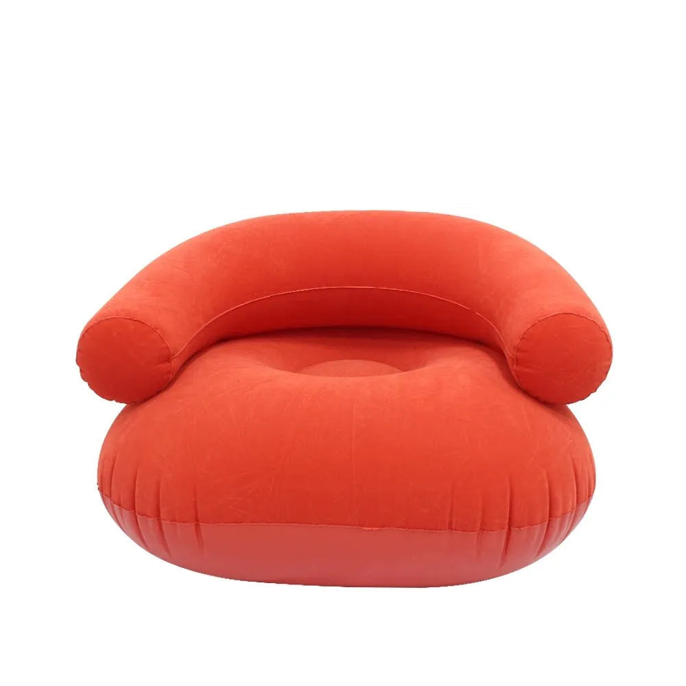 Fauteuil pouf gonflable rouge corail vu de face sur fond blanc.