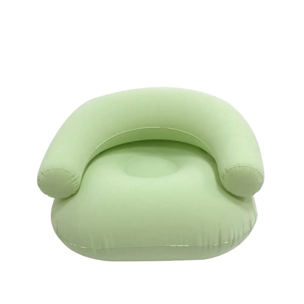 Fauteuil pouf gonflable vert pastel vu de face sur fond blanc, avec dossier arrondi et accoudoirs intégrés.