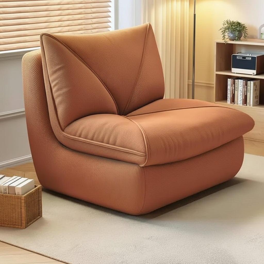 Fauteuil pouf salon en velours côtelé marron caramel installé dans un salon cosy
