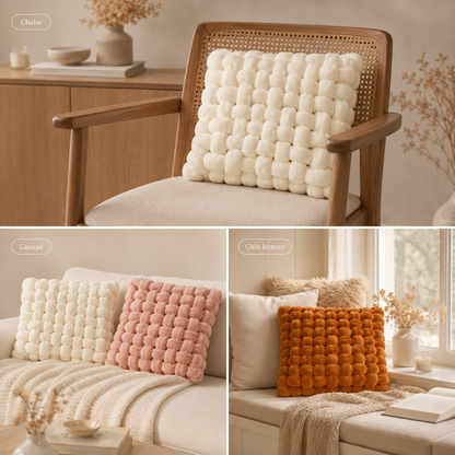 Coussin tressé utilisé sur une chaise et sur un canapé dans différents intérieurs.
