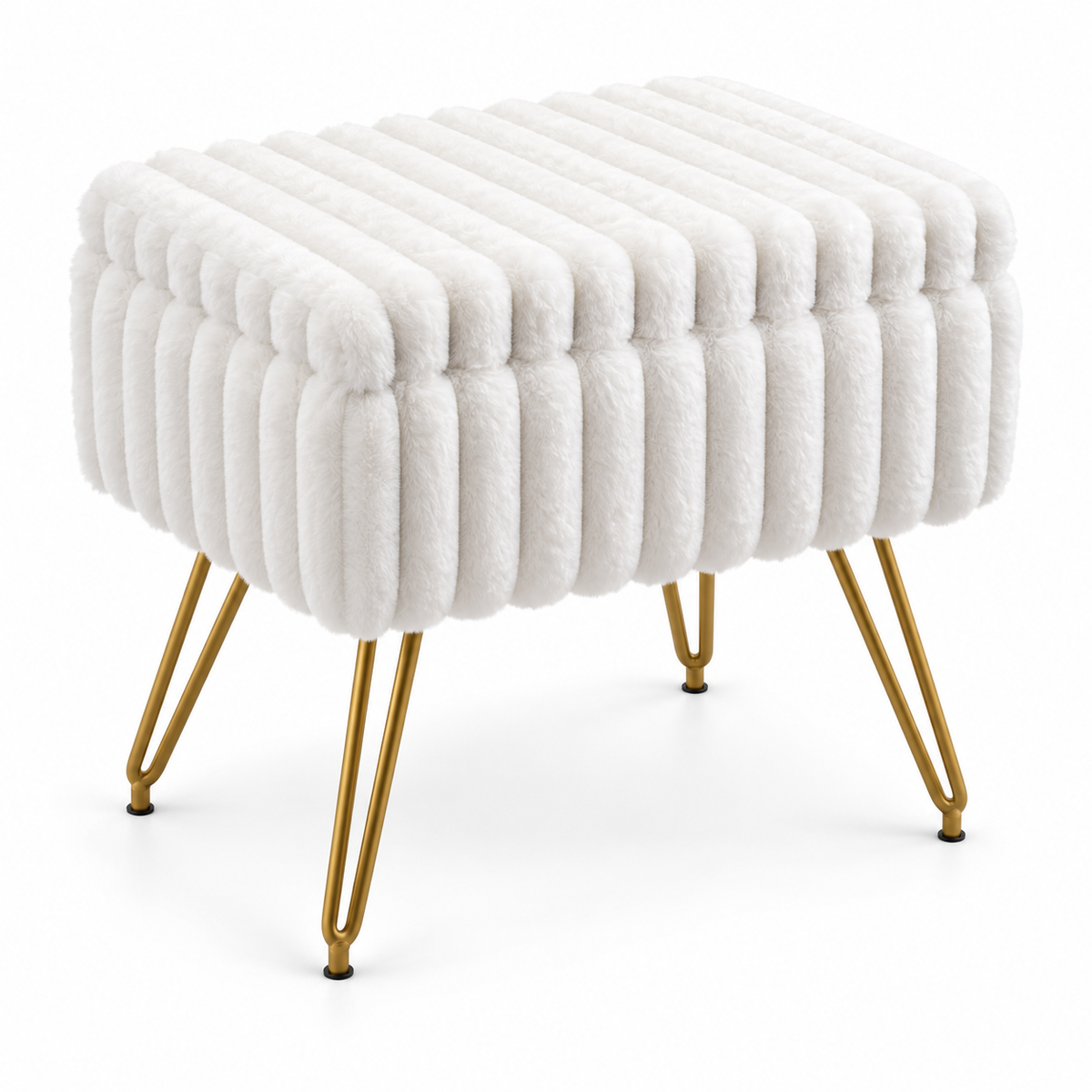 Pouf coffre rectangulaire blanc en fausse fourrure à bandes en relief, avec quatre pieds dorés, sur fond blanc.