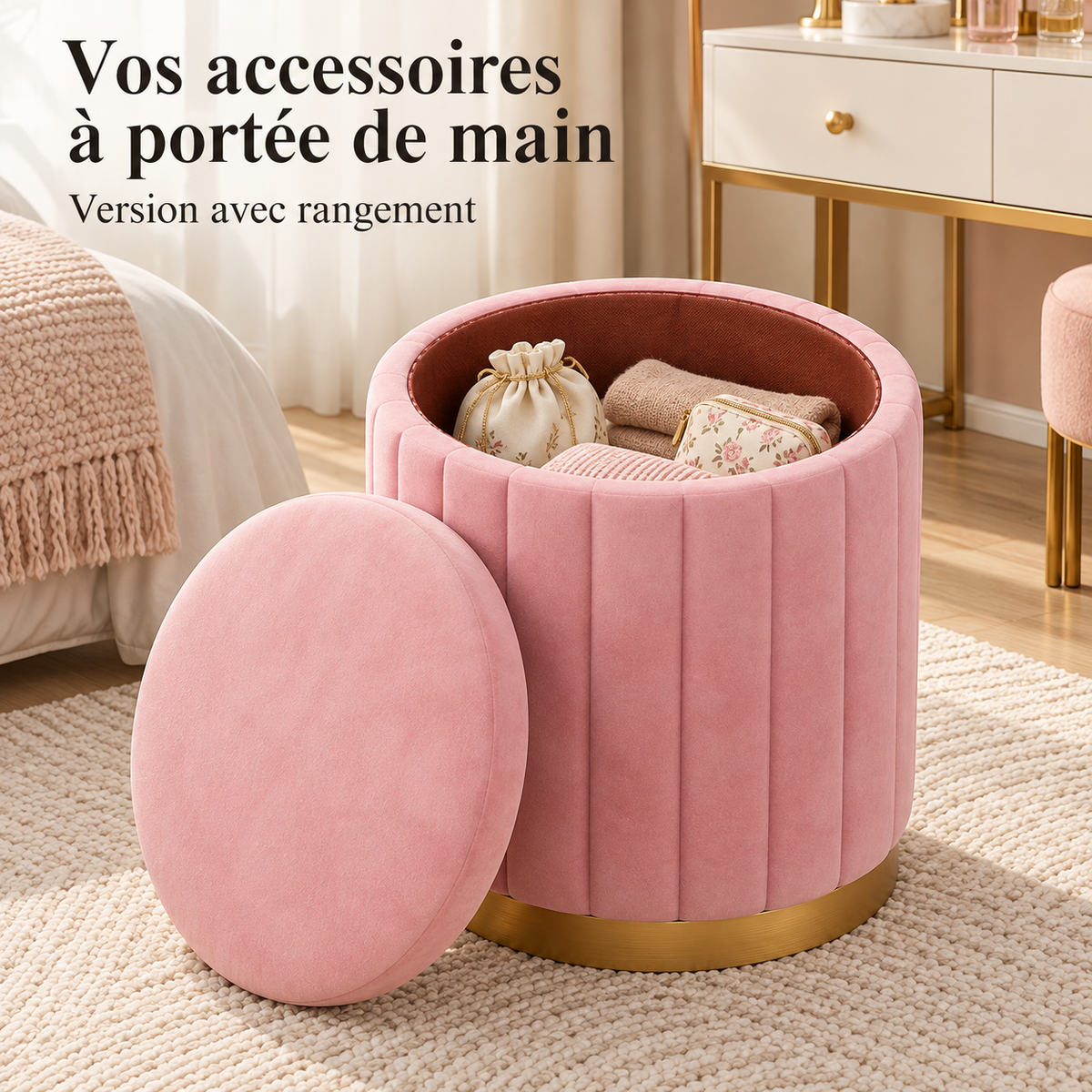 Pouf coffre rose en velours ouvert, avec couvercle posé à côté et petits accessoires rangés à l’intérieur.