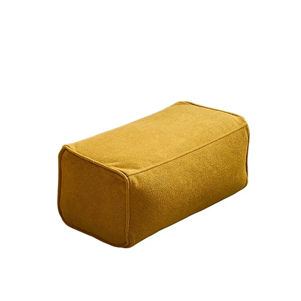Pouf extérieur résistant rectangulaire jaune moutarde sur fond blanc