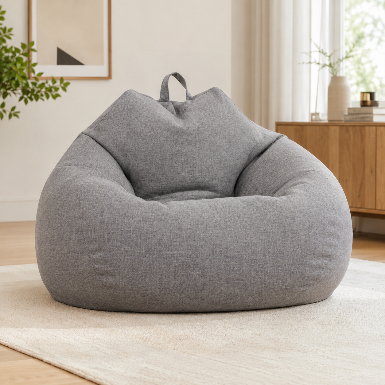 Pouf poire géant en lin lavable gris foncé installé dans un salon lumineux