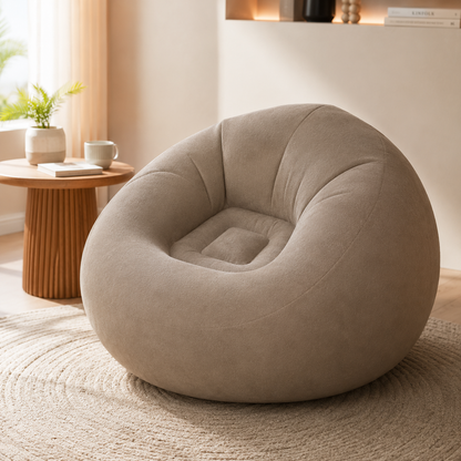 Pouf poire gonflable effet velours taupe installé dans un salon chaleureux