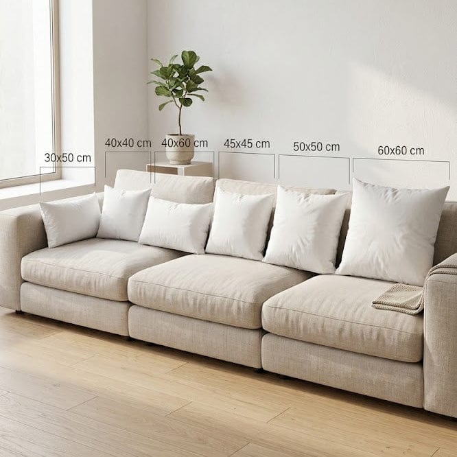 Comparatif tailles rembourrage coussin 30x50, 40x40, 40x60, 45x45, 50x50 et 60x60 cm disposés sur canapé beige