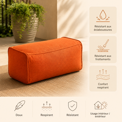 Repose-pieds rectangulaire orange terracotta placé devant un fauteuil extérieur