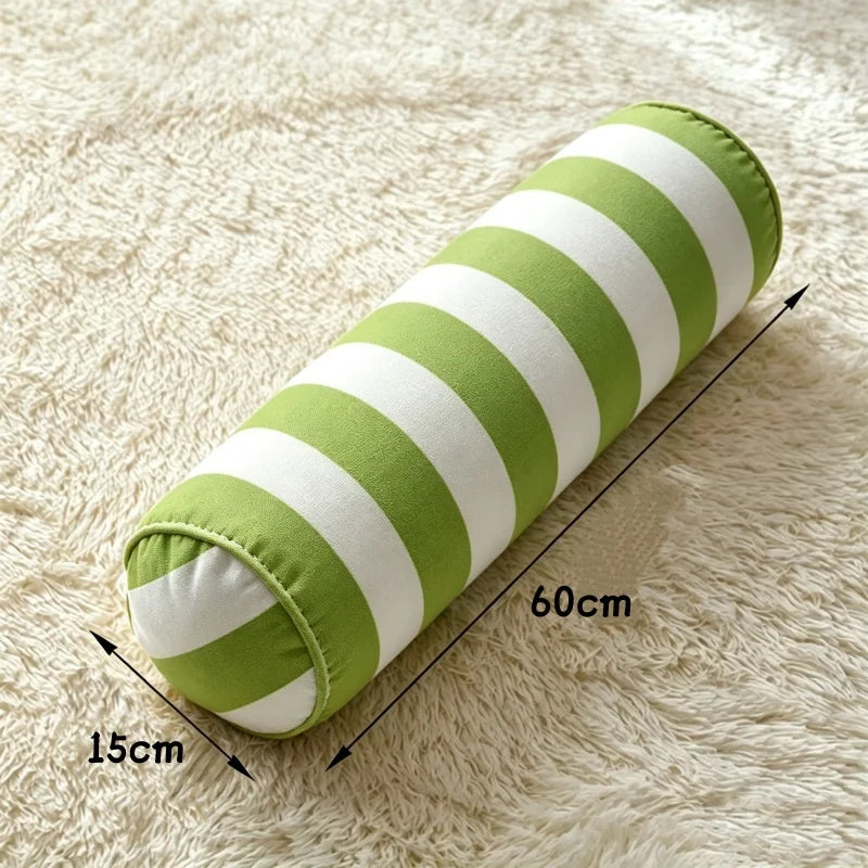 Coussin cylindrique à rayures vertes et blanches, de 60 cm de longueur et 15 cm de diamètre.