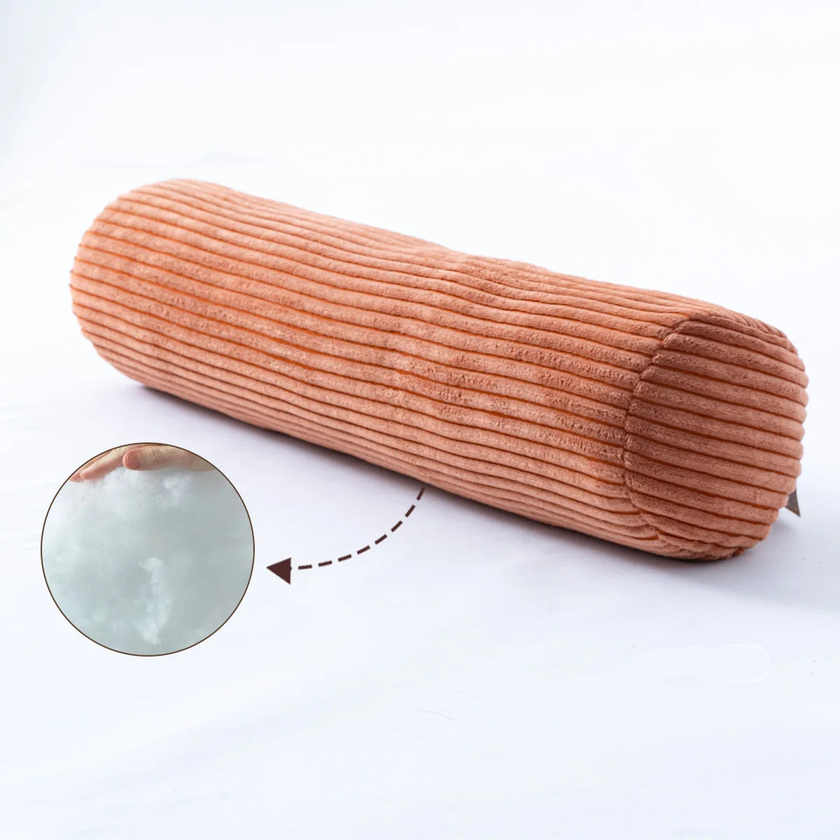 Coussin cylindrique orange rosé en velours côtelé, avec un aperçu du rembourrage.