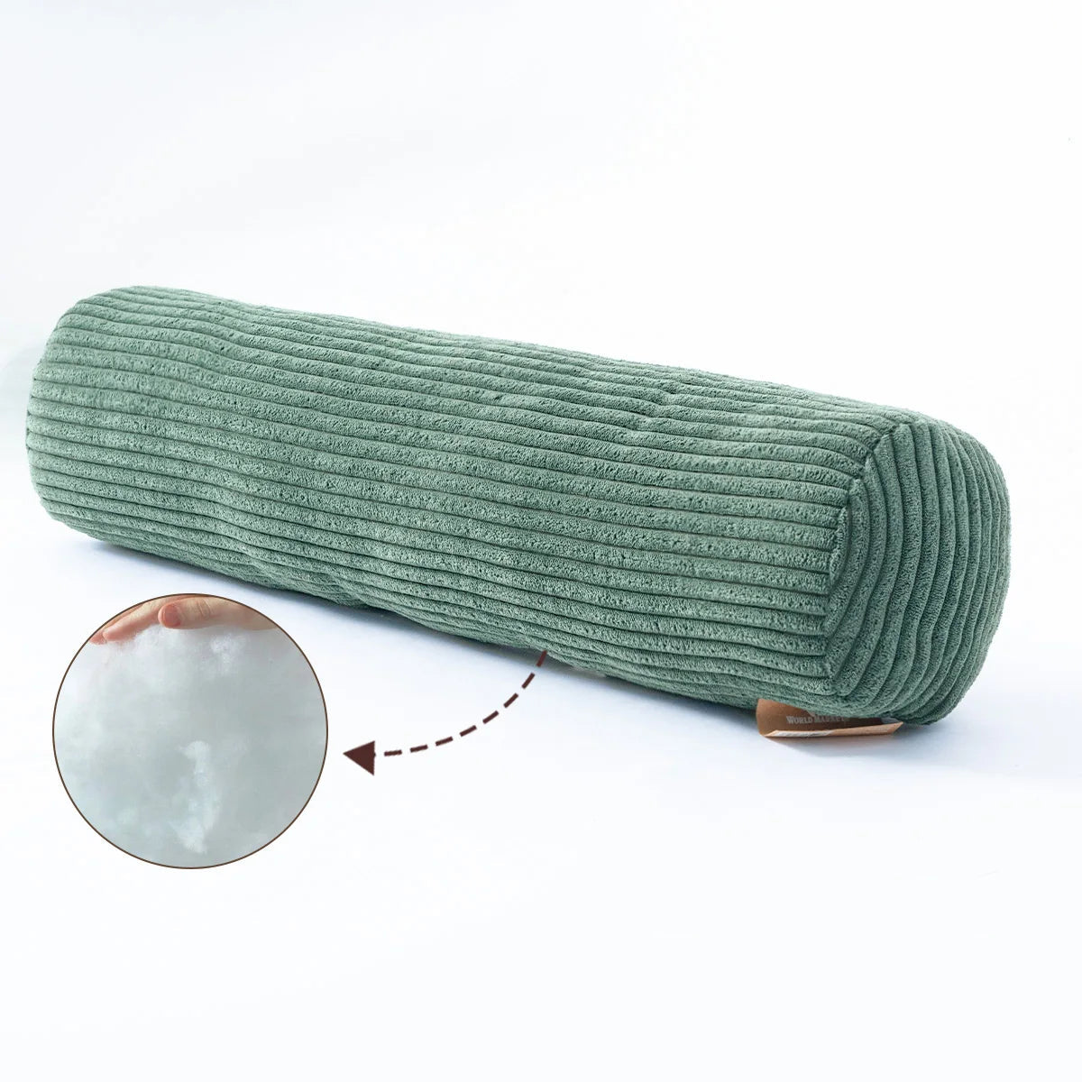 1. Coussin cylindrique vert sauge en velours côtelé, avec un aperçu du rembourrage.