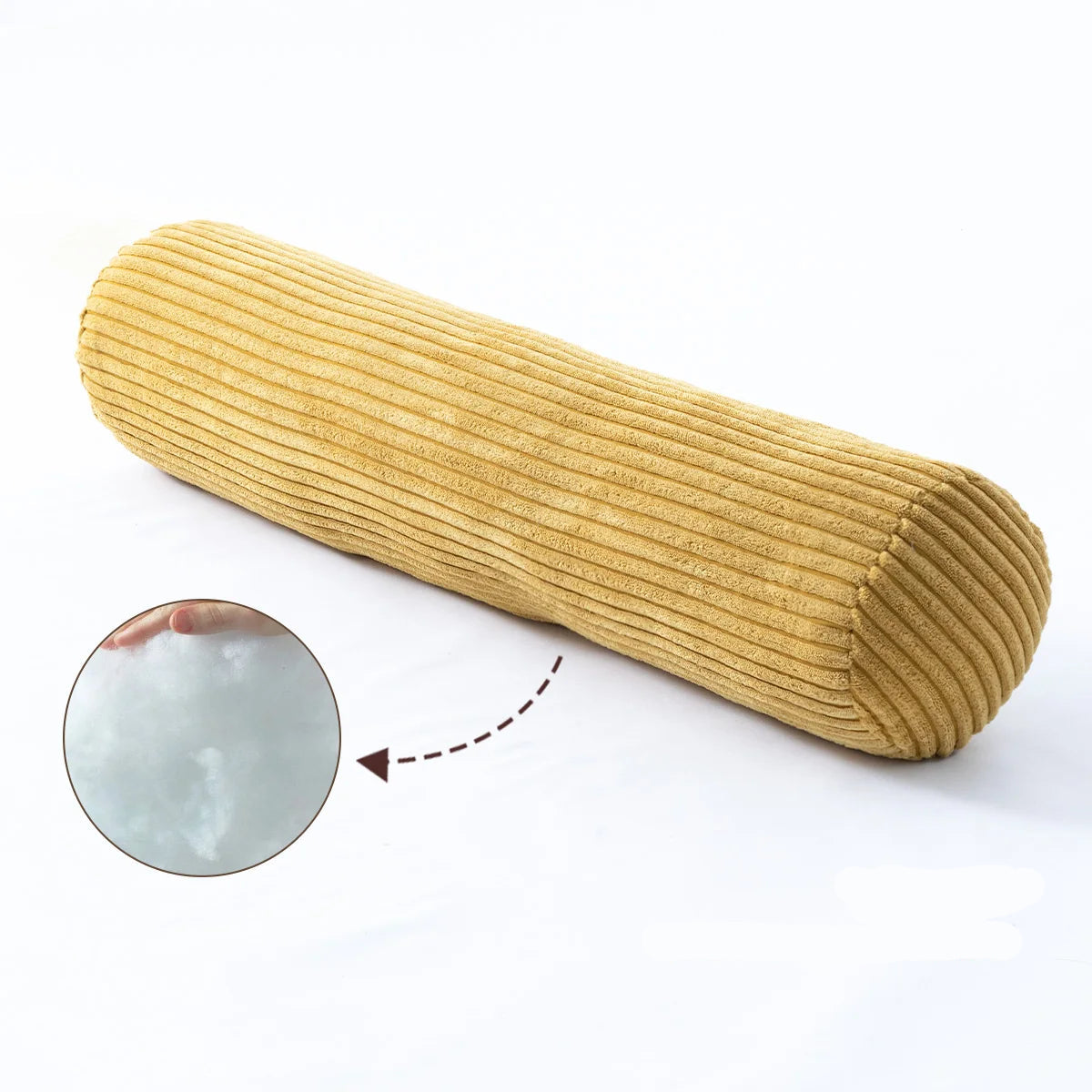 Coussin cylindrique jaune moutarde en velours côtelé, avec un aperçu du rembourrage.