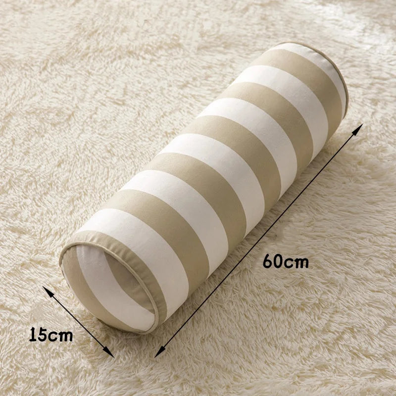 Coussin cylindrique à rayures beiges et blanches, de 60 cm de longueur et 15 cm de diamètre.