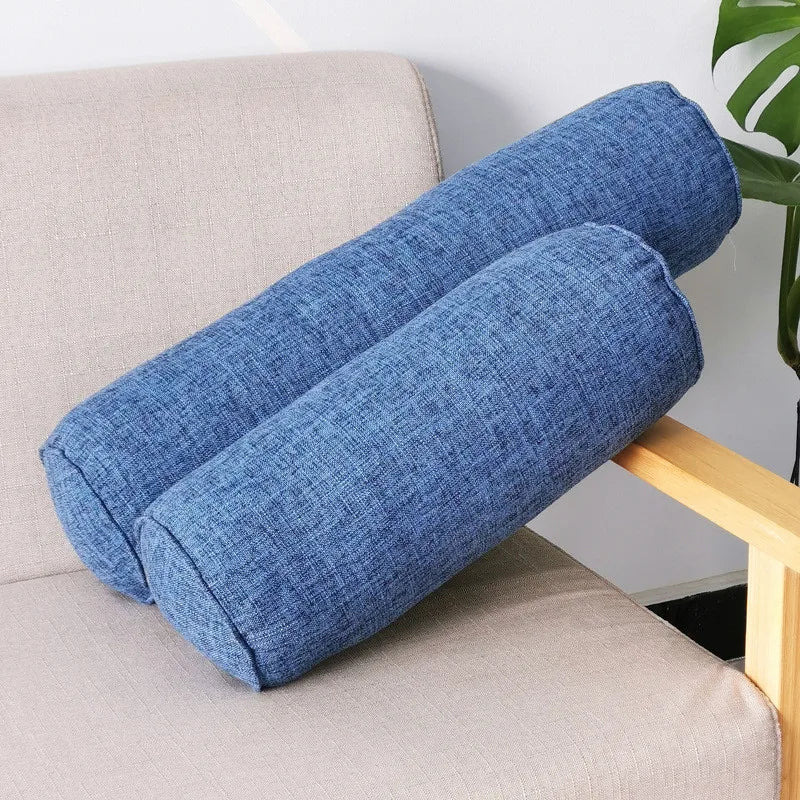 Deux coussins boudins bleus en tissu chiné posés sur un fauteuil beige