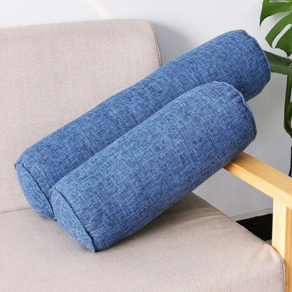 Deux coussins boudins bleus en tissu chiné posés sur un fauteuil beige