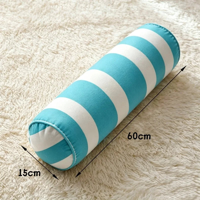 Coussin cylindrique à rayures turquoise et blanches, de 60 cm de longueur et 15 cm de diamètre.