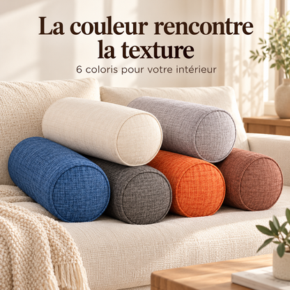 Coussins boudins en tissu chiné beige clair, gris clair, gris foncé, bleu, orange et marron sur un canapé