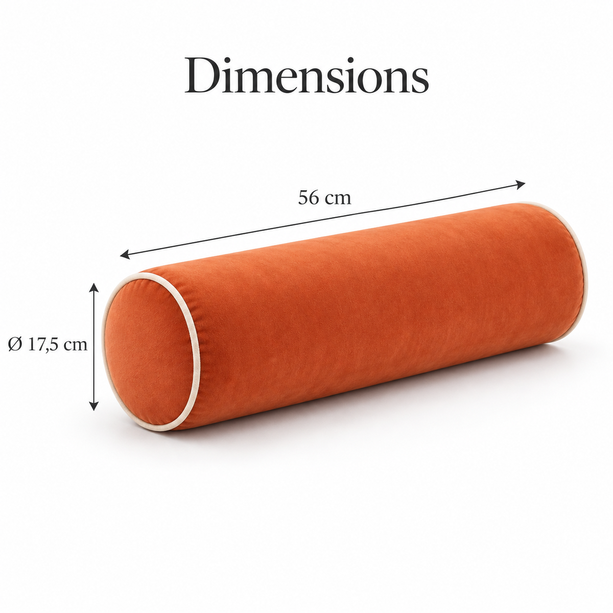 Dimensions du coussin cylindrique orange en velours avec passepoil crème : 56 cm de longueur et 17,5 cm de diamètre.