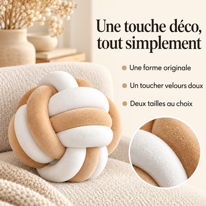 Coussin nœud blanc et camel présentant sa forme originale, son toucher velours et ses deux tailles