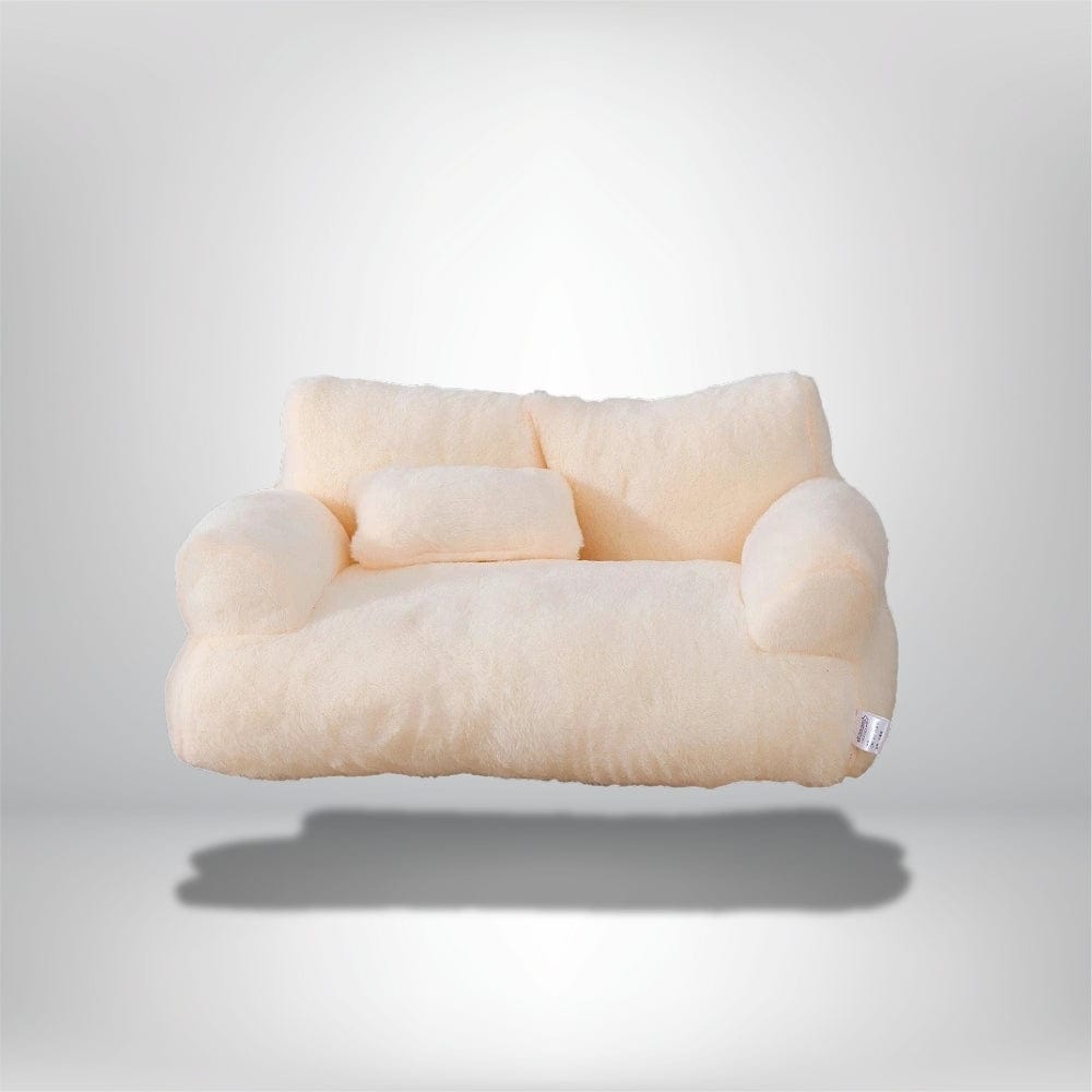 Coussin décoratif en fausse fourrure beige sur un canapé, offrant une touche chaleureuse et cosy à votre salon