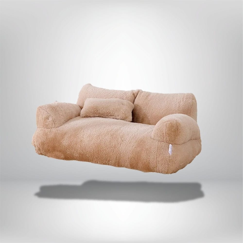 Coussin décoratif beige en matière douce, posé sur un canapé moderne au design épuré