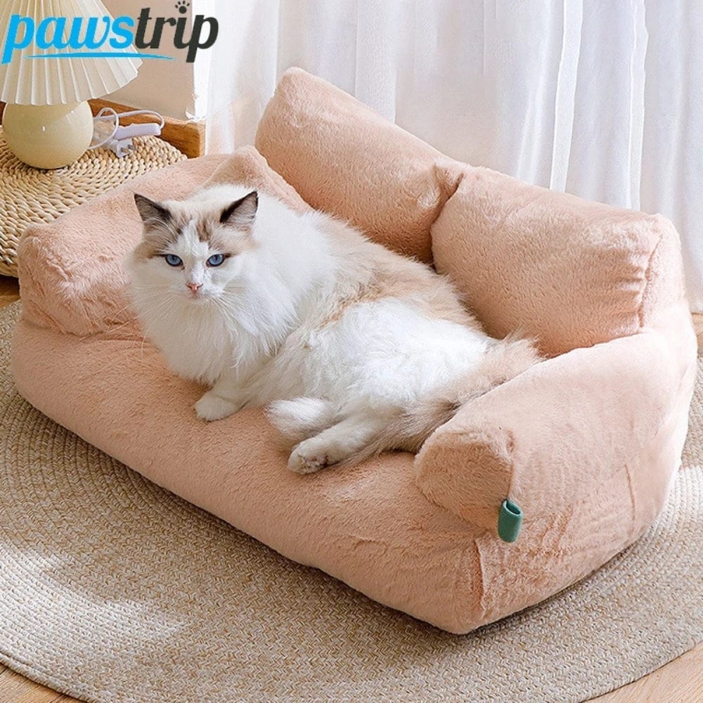 Coussin de chat en peluche rose, avec des rebords surélevés, posé sur un tapis rond dans un salon lumineux